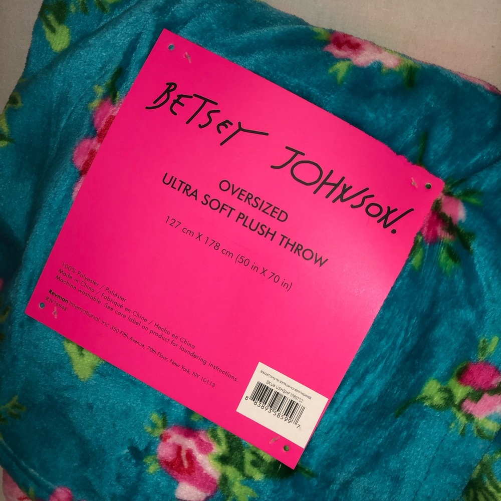 ✨NWT✨ Betsey Johnson ❗️SALE❗️Floral Rose Oversized Plush Throw Blanket - Picture 6 of 11
